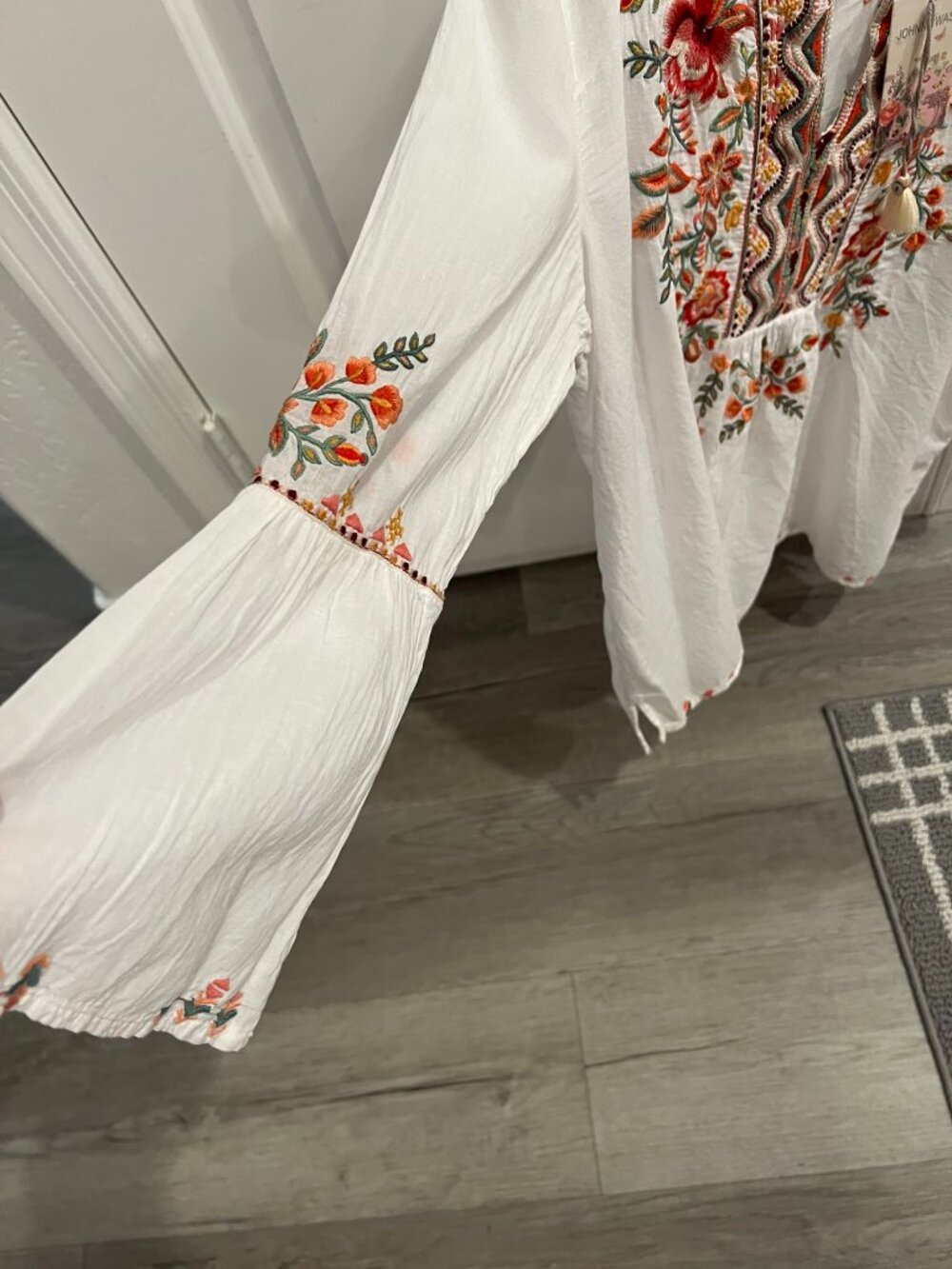 NWT Johnny Was Alise Flare Sleeve Boho Blouse in White Embroidered V-neck Top L - Picture 4 of 13